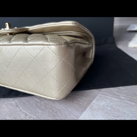 Metallic caviar quilted medium double flap gold - Picture 5 of 8